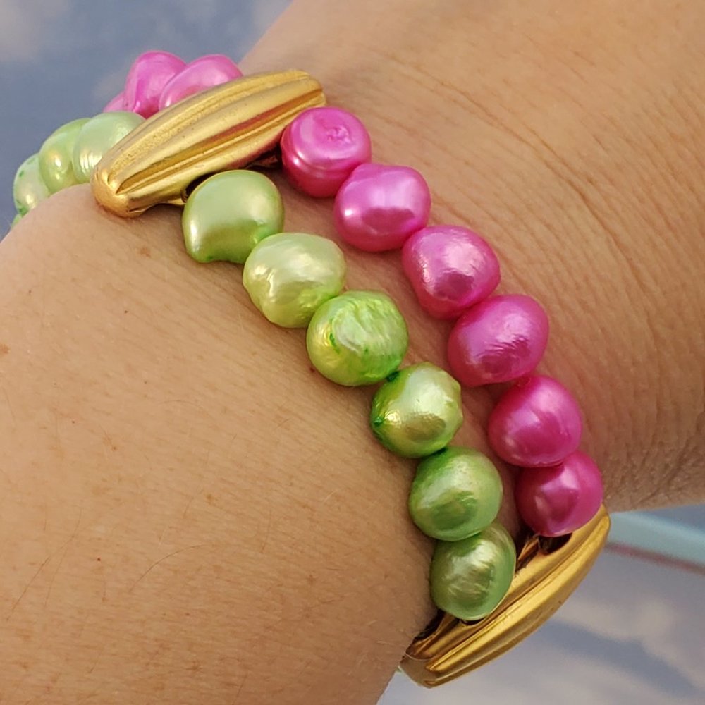 Cultured pearl stretch bracelet 2 row lime green hot pink and goldtone accents